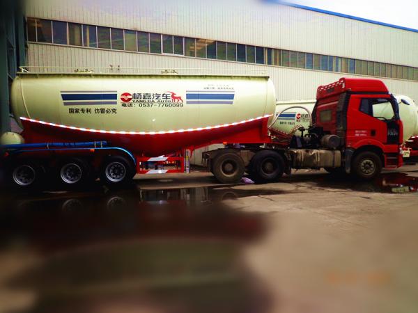 Powder Material Transport Tanker 3 Axles Cement Bulker With Volume 60CBM