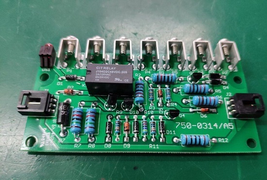 Ensamblaje de PCB y construcción de caja para la máquina mezcladora Dub
