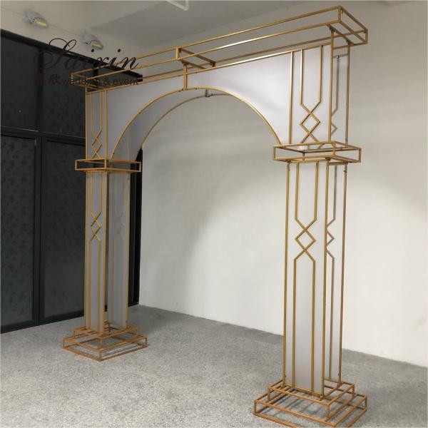 Quadro de ouro de luxo de fábrica com arco de membrana branca para decoração de cenário de móveis de casamento