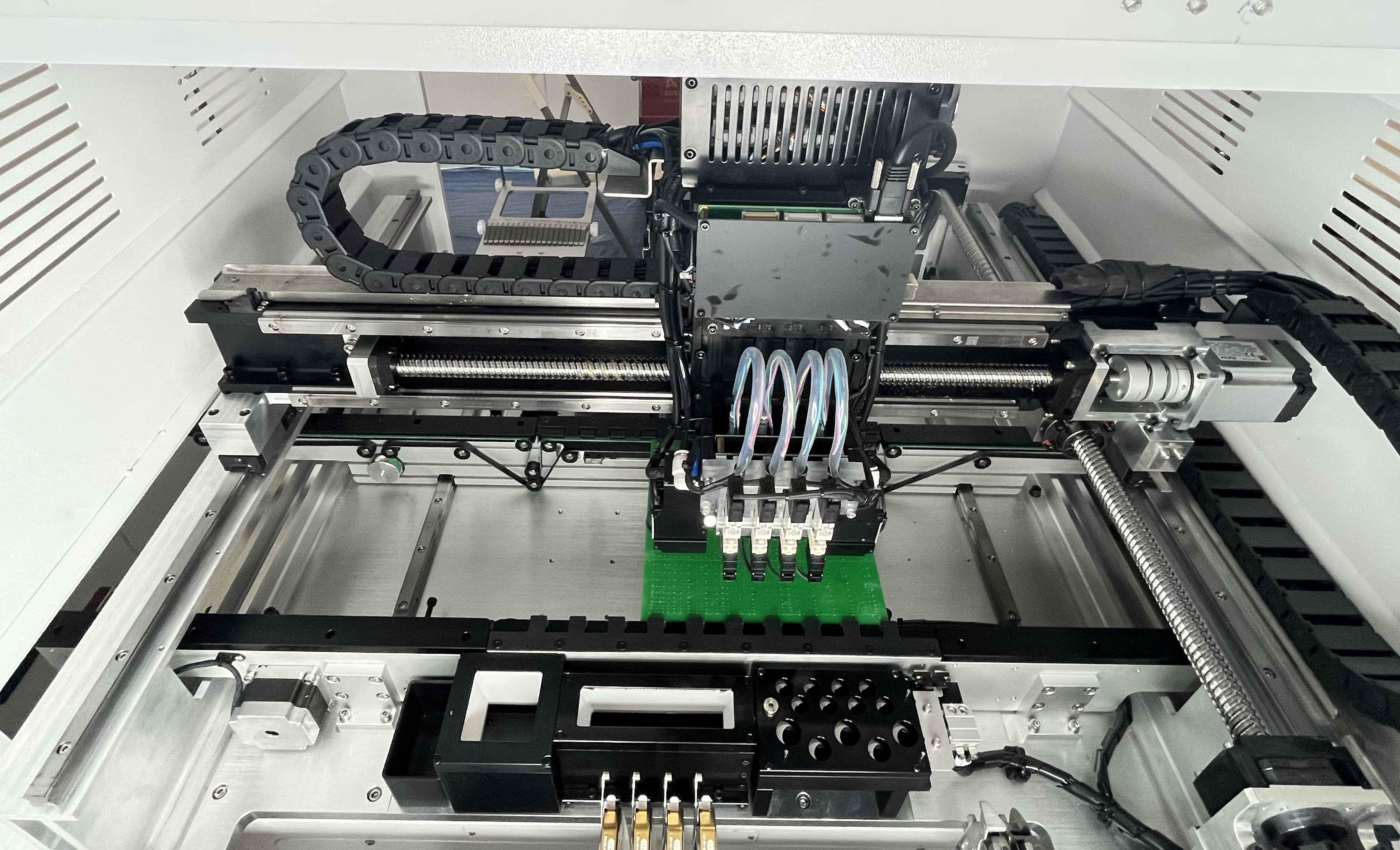 Charmhigh CHM551 SMD Pick And Place Machine высокая точность для 0201 / QFN / BGA