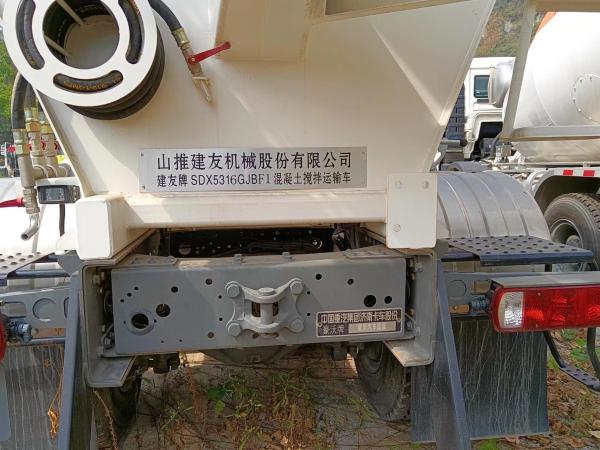 Cylinder Type Concrete Mixer Trucks High Speed With Vibrating Amplitude 2.6mm HOWO