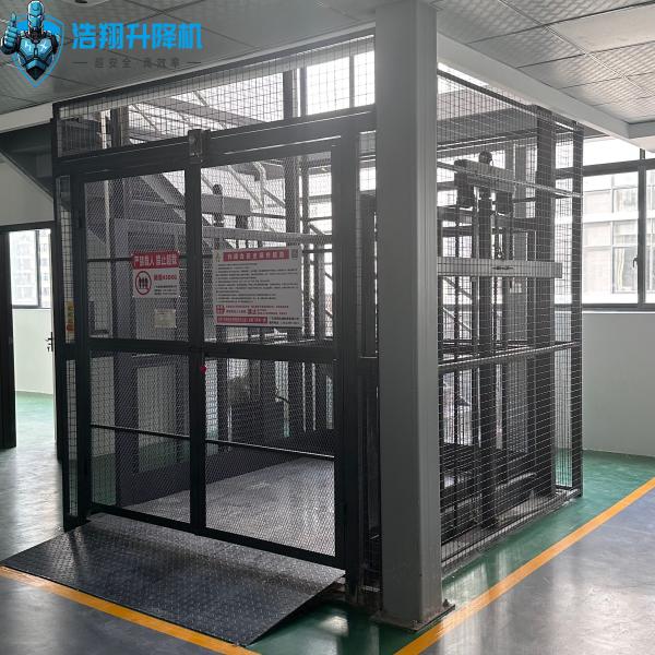2T 6M Guide hydraulique Plateforme de fret ferroviaire Ascenseur Traitement du matériel pour les escaliers Porte double