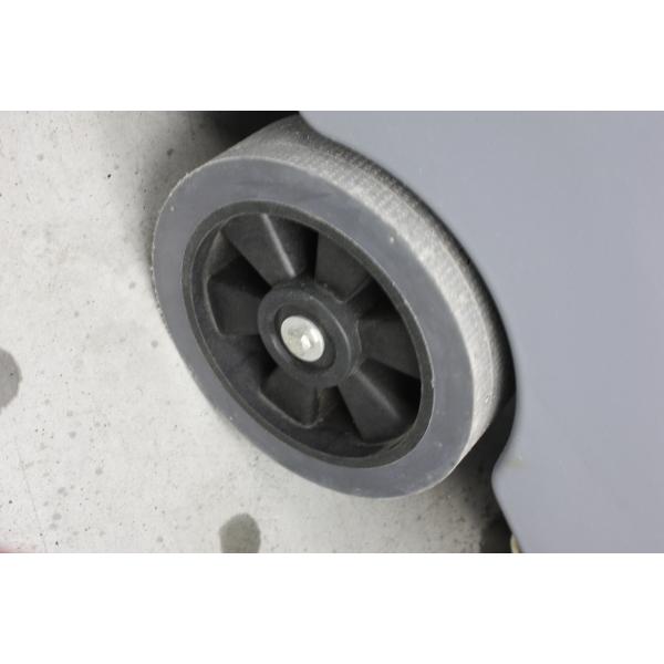 Езда на управлять промышленным оборудованием чистки пола, промышленной машиной скруббера пола