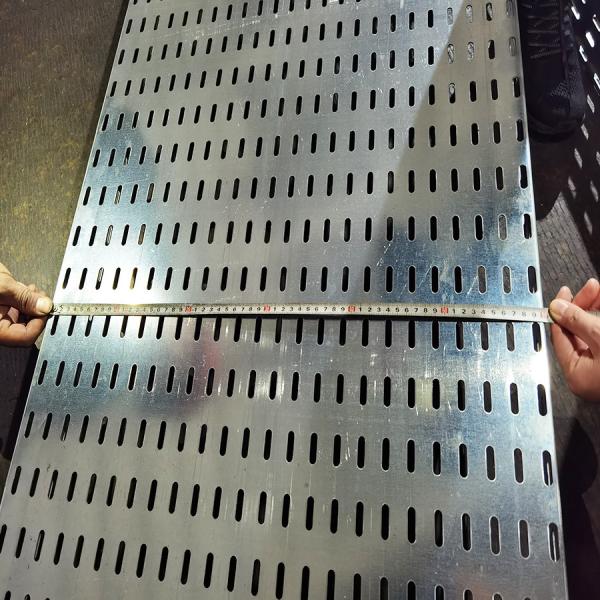 Máquina de fabricação de bandejas de cabos elétricos