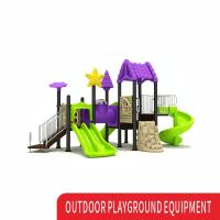 En plein air, les enfants jouent aux jeux, au terrain de jeux, aux balançoires, aux toboggans, aux équipements de jardinage.