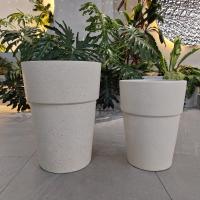 Pot de fleurs en argile composite à la crème avec un design fin sculpté à la main