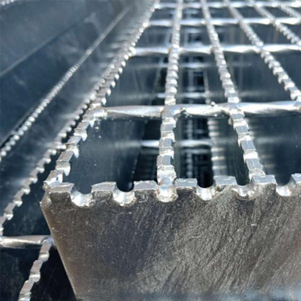 Serrated гальванизированная решетка платформы Адвокатуры сверхмощная сваренная стальная для мастерских и склада