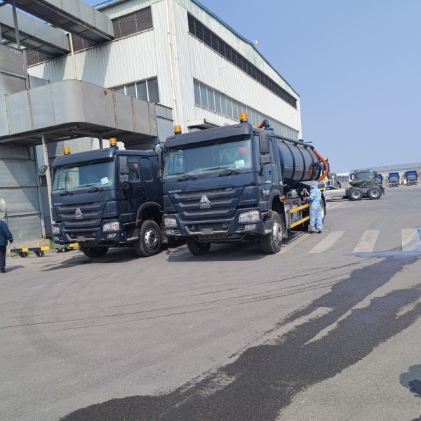 HOWO 15CBM Vacuum Sewage Suction Truck with 6×4 Drive Type and Hydraulic Tipping Discharge for Septic Tank Cleaning
