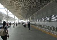 Fardos de aço de espera pre projetados longos do telhado da estação da estrutura de construção do período