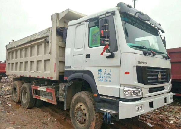 Caminhões basculantes comerciais usados HOWO, modo usado da movimentação dos caminhões 6*4 da construção