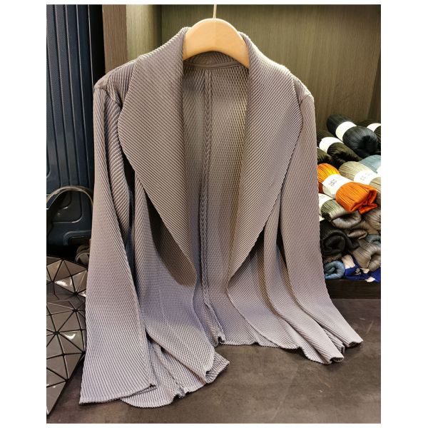 Spring 2025 Women's Solid Color Lapel Long Sleeved Pleated Women's Long Coat