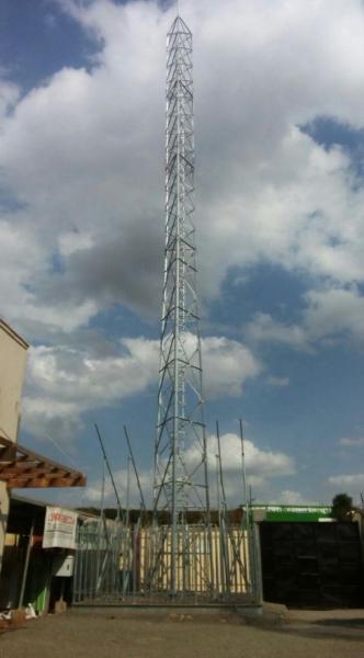 Torre de aço da telecomunicação poligonal do ângulo com suporte e acessórios do Hdg