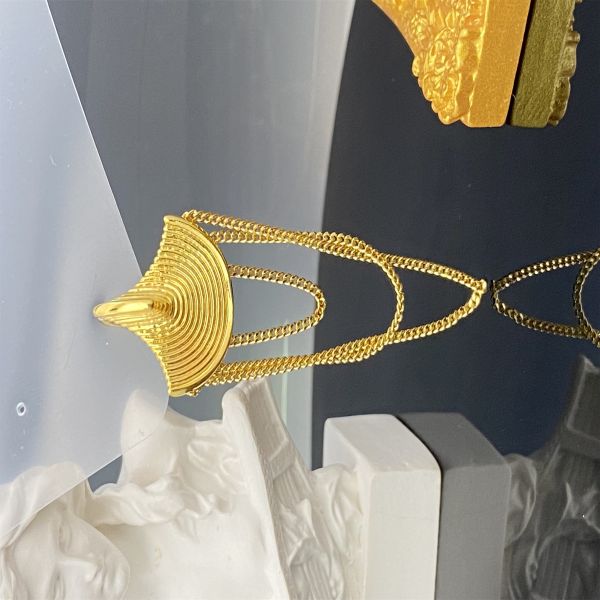 Delicados pendientes de flores de plumeria de oro de 18 caratos