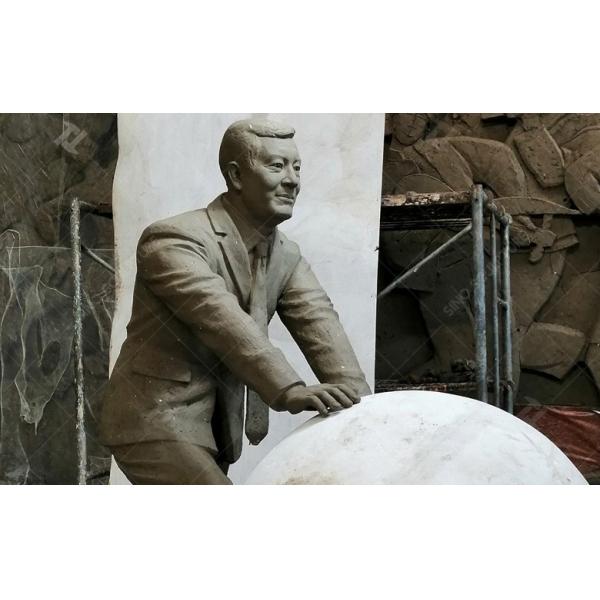 Статуя из нержавеющей стали на открытом воздухе Зеркало Полированная современная металлическая статуя для сада