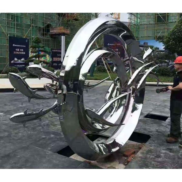 Современная скульптура искусства металла сада группы рыб зеркала