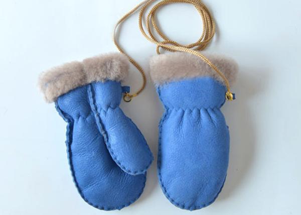 Mitenes genuínos acolhedores mornos da pele de carneiro dos bebês/meninas com a fita para o inverno