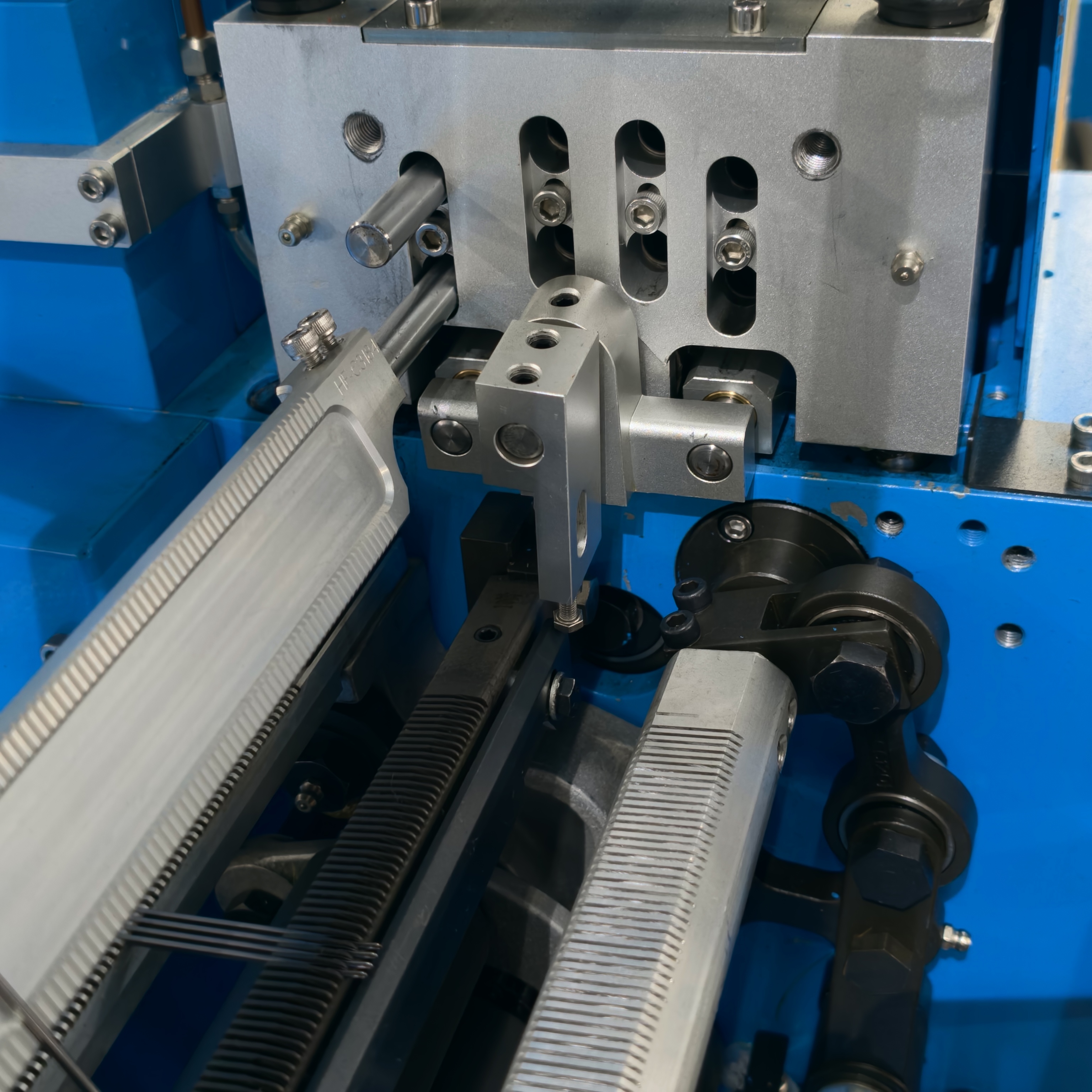 High‑Speed Intelligent Flat Crochet Machine Equipped with Electronic Weft Density Setting for Various Textile Straps