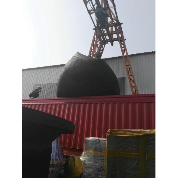 Корабль наряду с раздувными резиновыми обвайзерами Иокогамы морскими пневматическими