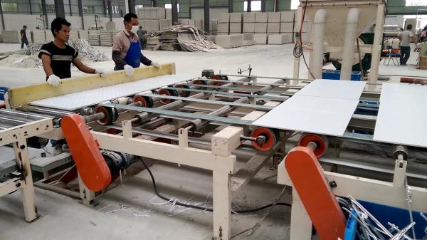 Machine de laminage de plafonds imperméables à l'eau et à la poussière
