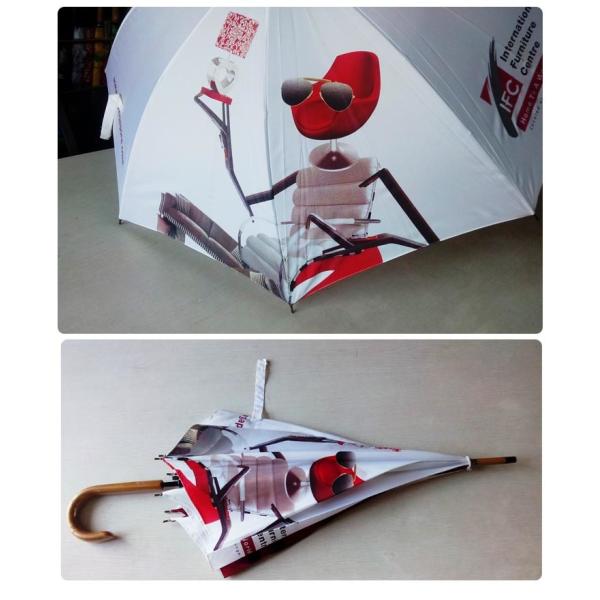 Parapluie droit de pli de J d'axe en bois en bois de poignée