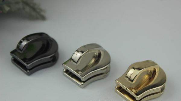 Eco-friendly zinc alloy bag accessories nickel color metal train head zipper slider 15#