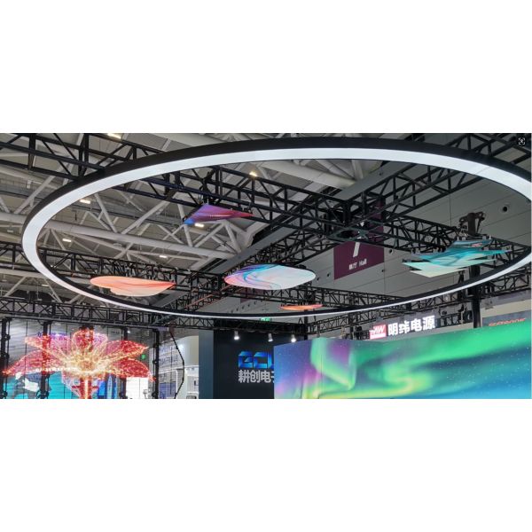 Indoor Heart-shaped Christmas Tree Shaped Rental LED Display Screen P1.953mm with 7680Hz Refresh Rate Customizable