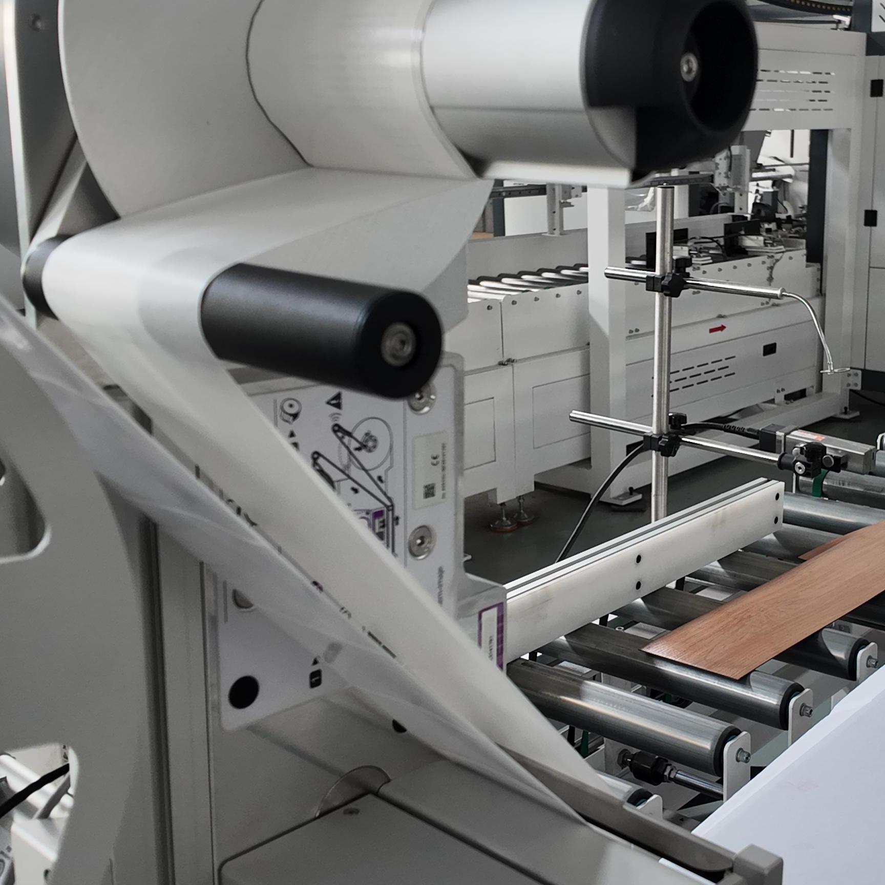 Automatic Corner Wrap Around Labeling Machine High Speed Carton Edge Label Applicator
