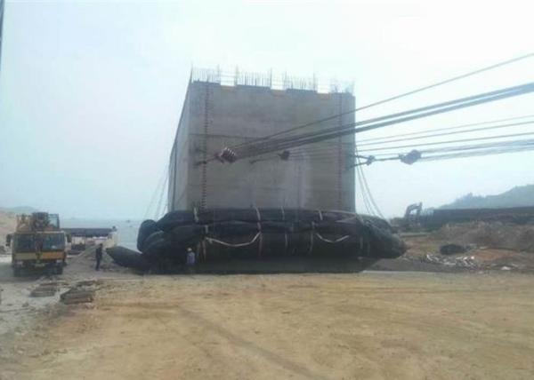 Natural Rubber Boat Lift Float Bags , Marine Buoyancy Bags For Vessel Salvage Heavy Moving