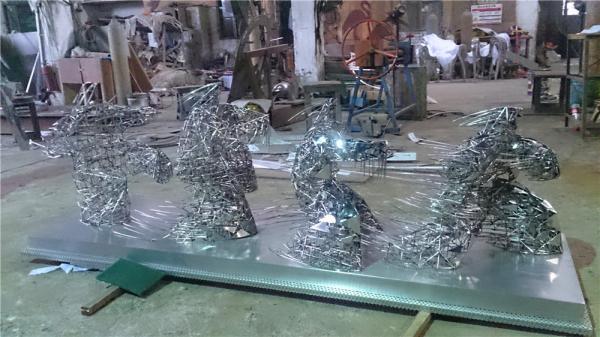 Custom Abstract Wire Sculpture , Movement Metal Art Sculpture Interior Decoration Gifts