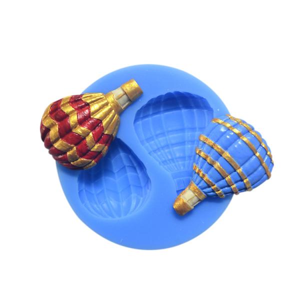 O bolo do fundente do silicone que decora utiliza ferramentas o balão de ar personalizado dado forma