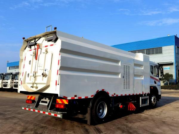 4x2 Dongfeng Road Sweeper Truck 16 Tons High Pressure Jet Water Tank Road Cleaning Vehicle