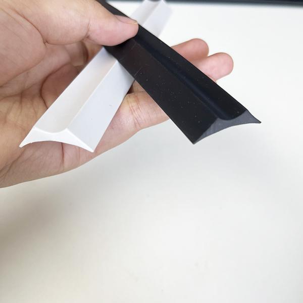 O processo de extrusão cria um bom acabamento visual no filé de vinil flexível para pisos