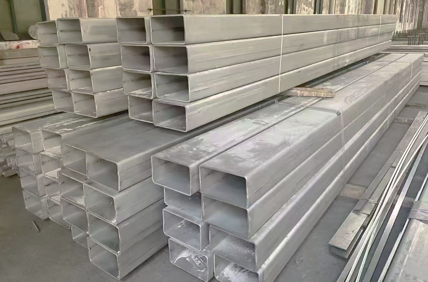 304, 316L，310S,2205... square tubes are mainly used in fields such as architectural decoration, food machinery, marine engineering, chemical equipment, and environmental protection equipment.