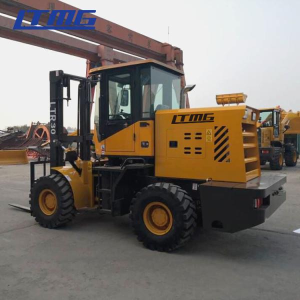 Solid Tires 2.5 Ton Rough Terrain Forklift Trucks With 4500mm Triplex Mast