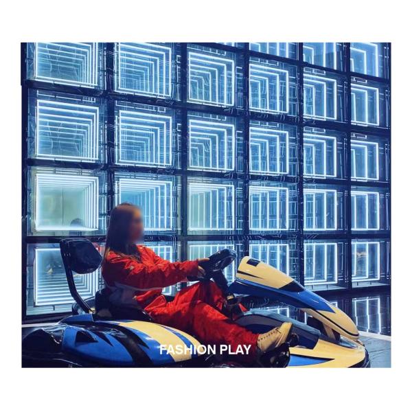 Неоновые зеркала, отражающие художественность Внутренние наружные модные тенденции для современных пространств