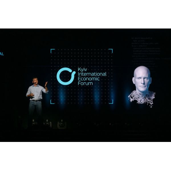 Transparent 95um Holographic Projection Display with 160° View Angle and 5x30m Size for Stage Shows