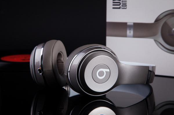 Newest 2016 Beats by Dr.Dre Solo2 On-Ear Wired Luxe Edition Headphones Silver  New Beats by Dr. Dre Solo2 Wired On-Ear