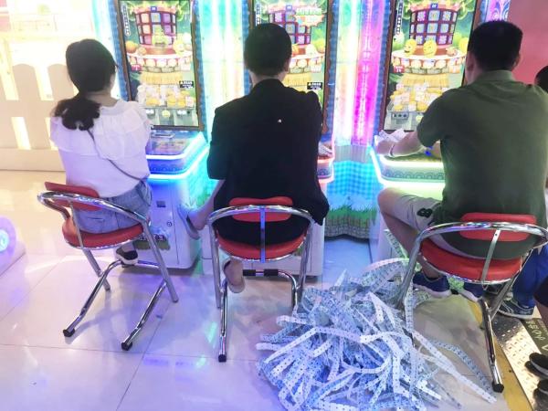 3 Players Redemption Arcade Machines Adjustable Difficulty Happy Fruits Coin Ticket Lottery Dispenser Video Game Machine