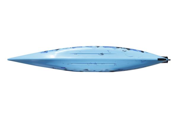 A única pessoa senta-se na canoa avaliada parte superior da pesca do material de casca do polietileno do caiaque com leme