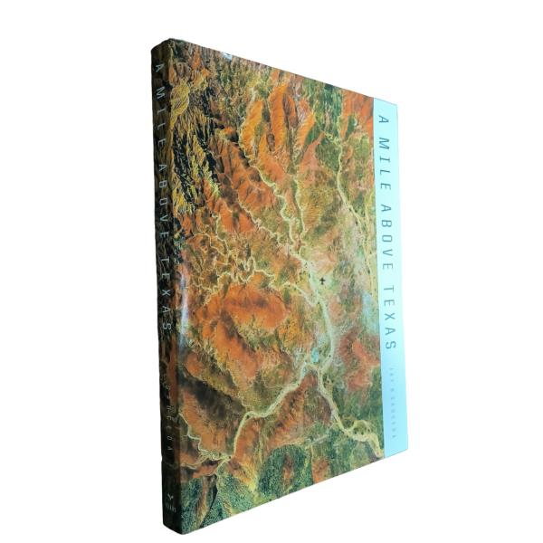 A Mile Above Texas. Serviço de Impressão de Livros de Mesa Profissional com Cobertura Laminada Brilhante e Página de Papel de Arte Brilhante