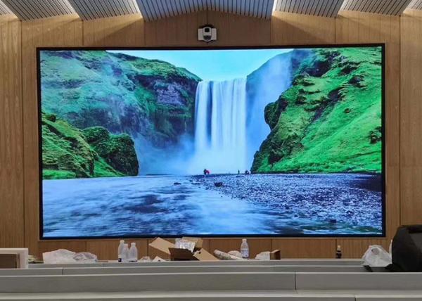 A exposição de diodo emissor de luz de pouco peso HD interno da sala de conferências P1.56 conduziu pontos da parede 172x86