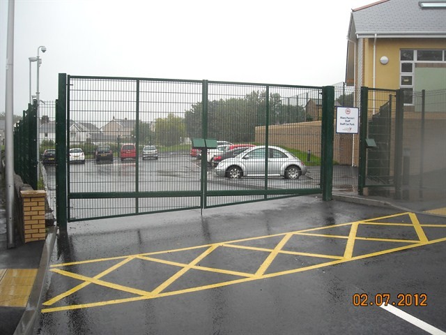 8ft High Fence Panels , 50x200mm Galvanized Mesh Panels