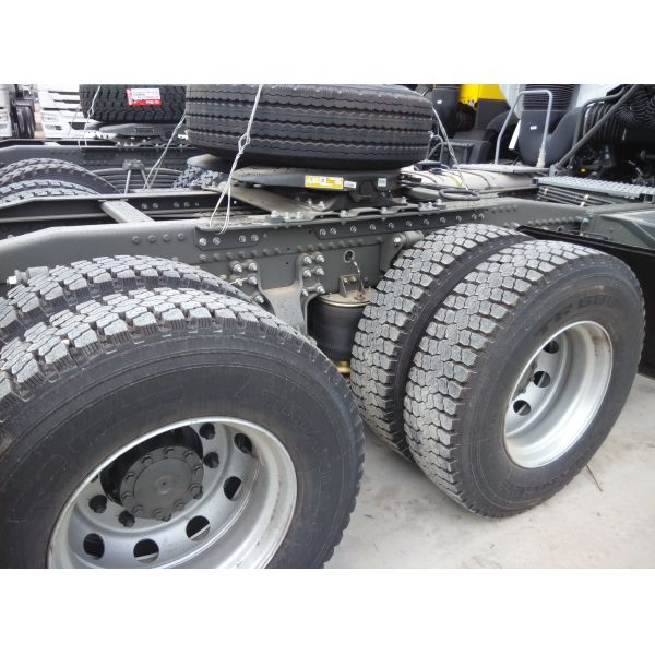 Brand new sinotruk howo tractor truck  head unit price 4x2 mini sino muck tractor trucks trailers scania right hand schacman