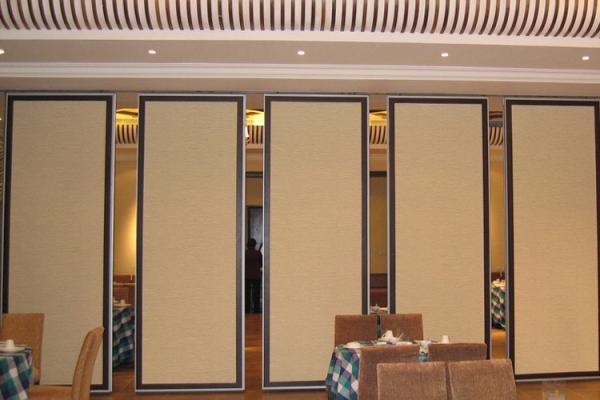 Sala de dobramento à prova de som de madeira móvel que desliza paredes de separação para o banquete Salão acústico