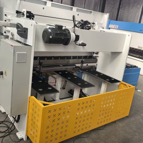 Pneumatic Support Table 100T Hydraulic Press Brakes 3200MM With Roller Feeder