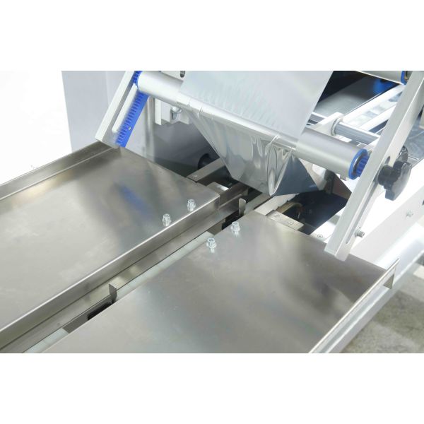 tableware honey spoon pillow packaging machine horizontal face mask biscuit bakery bread flow pack packaging machine