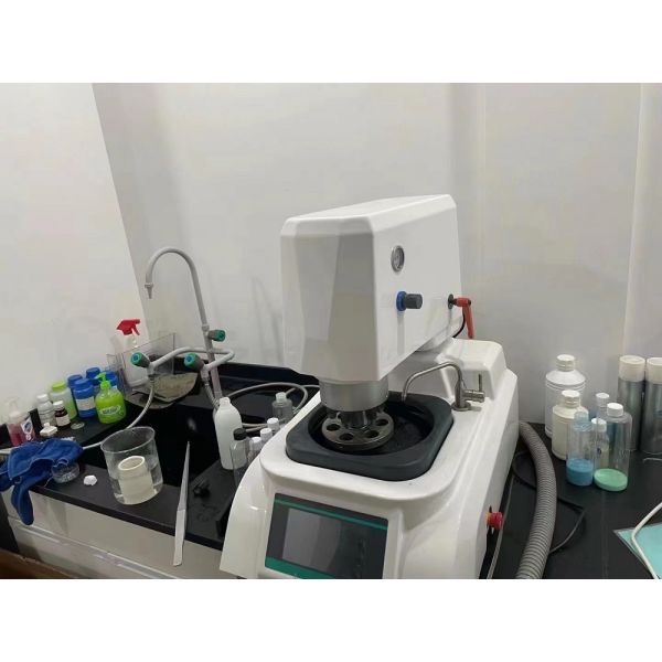 Machine de meulage et de polissage automatique de spécimens métallographiques à disque unique