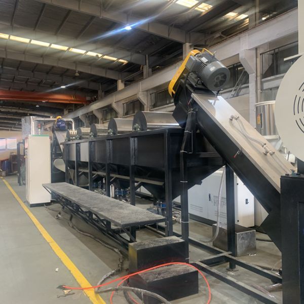 линия v ненужного пластикового ЛЮБИМЦА 300kg/H пластиковая повторно используя сформировала лезвие