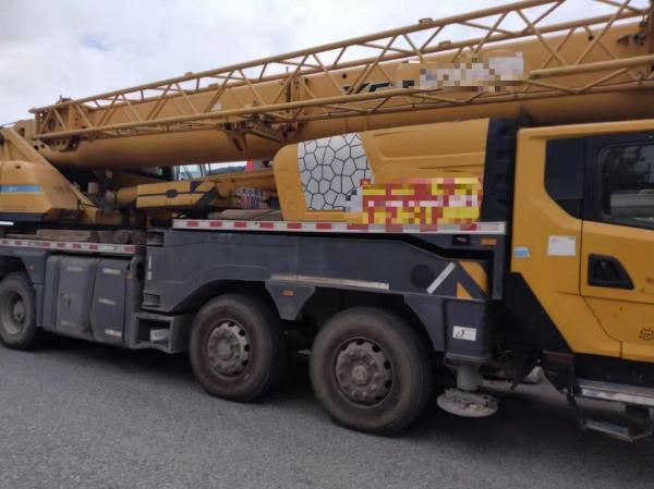 Crane orange 55TON Cran hydraulique terrestre mobile monté sur un camion