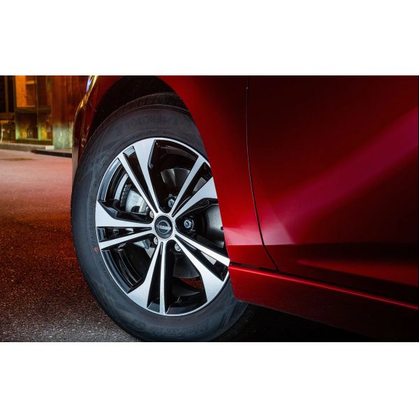 Автоматический седан Nissan Sylphy 1.6L CVT с пробегом 25001-50000 миль в 2024 году